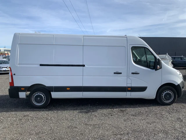 Fourgon Renault Master Blanc vue de côté sur le parking de Be-O-Be Vans