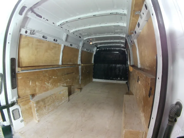 Vue intérieure du fourgon Renault Master Blanc à l'atelier de Be-O-Be Vans