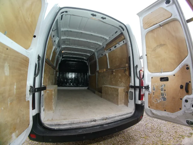 Vue intérieure du fourgon Renault Master Blanc sur le parking de Be-O-Be Vans