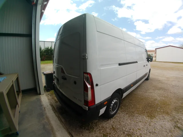 Fourgon Renault Master Blanc vue de 3/4 arrière sur le parking de Be-O-Be Vans