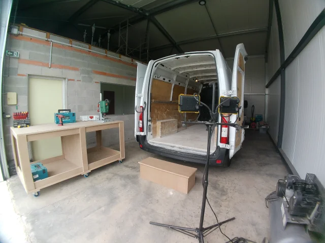 Vue générale de l'atelier de travail de Be-o-Be Vans avec fourgon Renault Master Blanc en cours d'aménagement